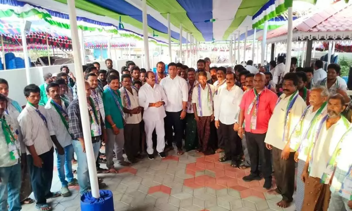 200 TDP and Janasena Leaders and Activists Shockingly Join YCP in Vadarlapadu Village