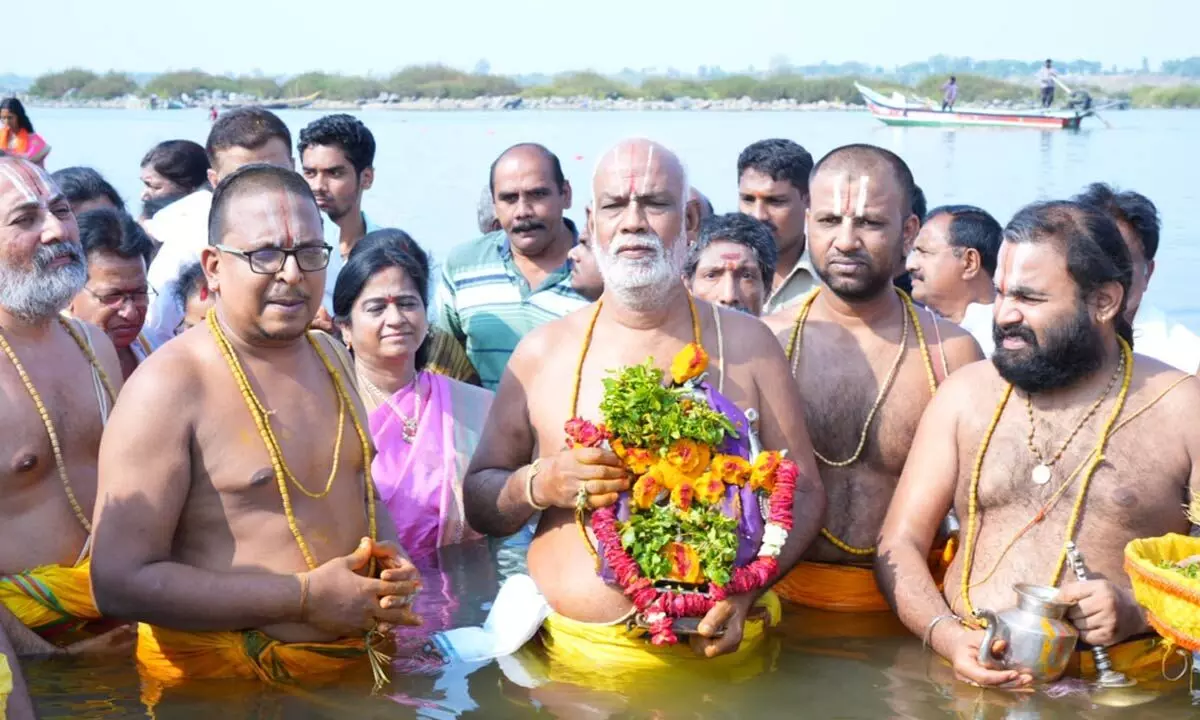 Chakrasnanam programme being performed by the priests in Godavari River in Bhadrachalam on Tuesday