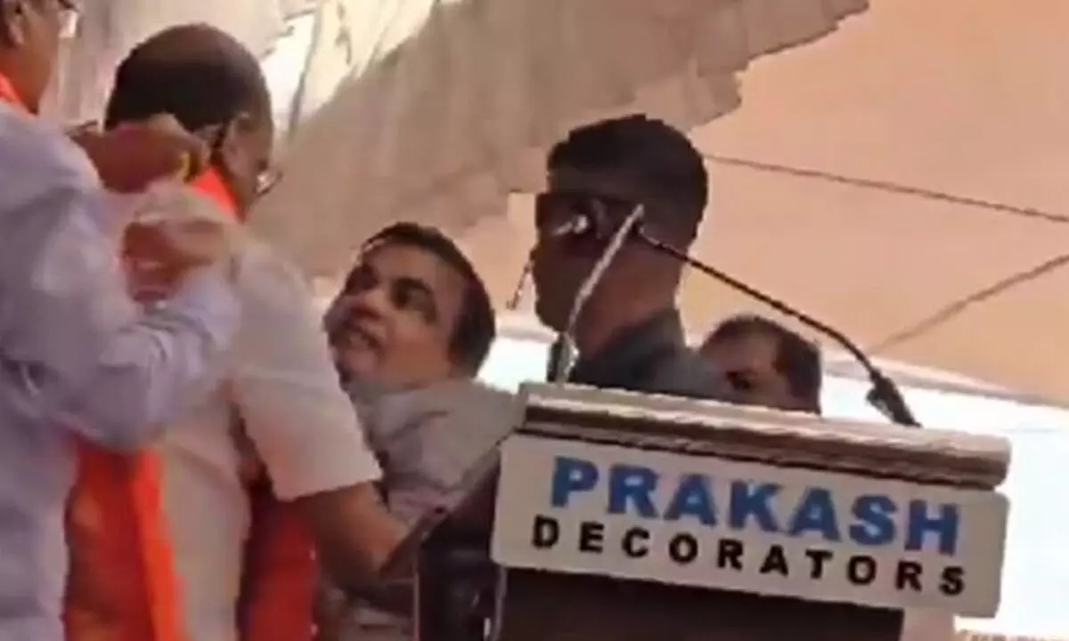 Nitin Gadkari Collapses On Stage At Maharashtra Election Rally
