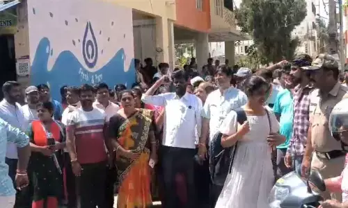 Congress workers protest IT raids on D K Suresh’s confidante