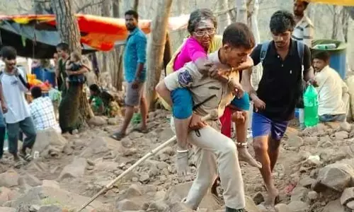 A constable who helped an old woman in a very dangerous place
