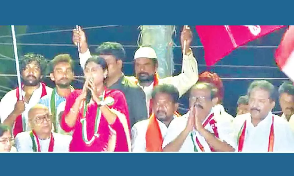 YS Sharmila addressing a meeting in Guntur on Thursday. CPI candidate for Guntur Lok Sabha constituency supported by INDIA block Jangala Ajay Kumar is also seen