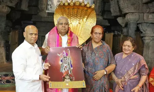 Vice Prez offers prayers in Tirumala temple