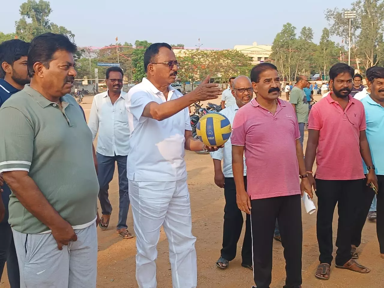 Congress Lok Sabha candidate Dr. Malluravi participated in the morning walk