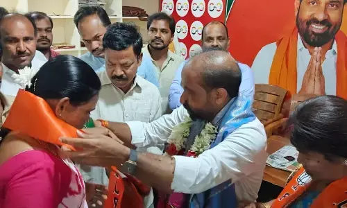 Members of Erukal community in Dharmavaram join BJP ahead of elections