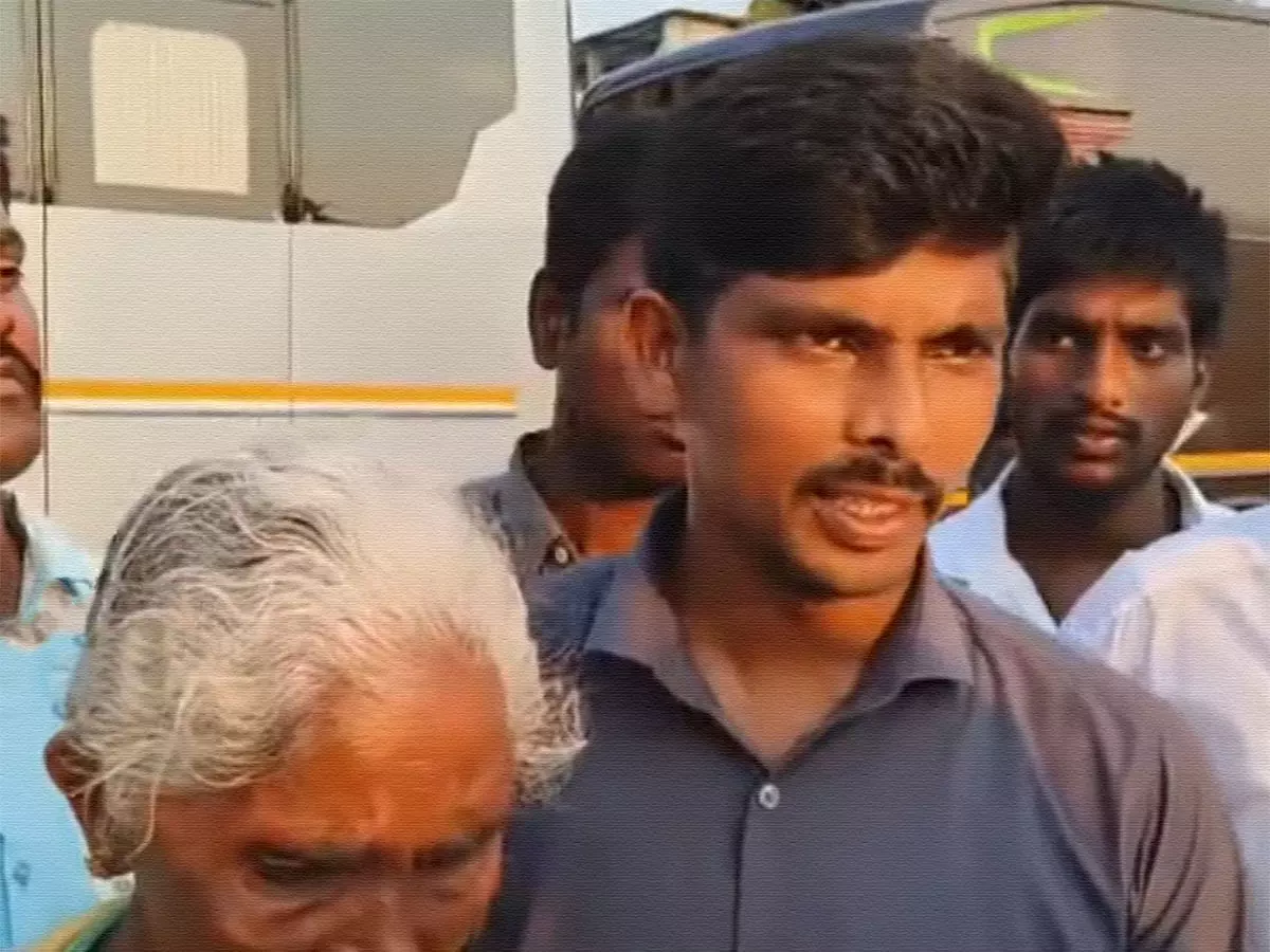 Kodi kathi case accused Srinu joins TDP, thanks all parties for his release