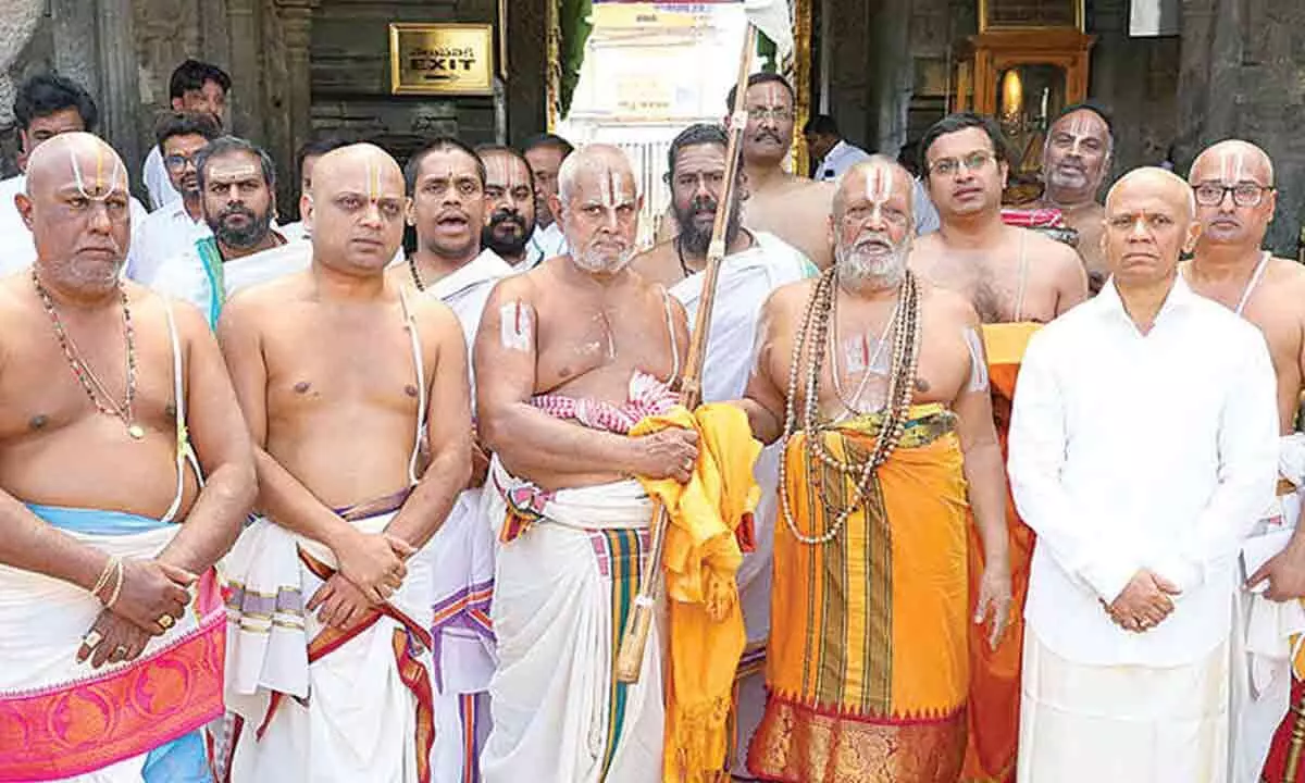 Vanamamalai Mutt Jeeyar offers prayers at Tirumala temple