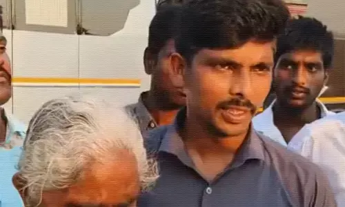 Kodi kathi case accused Srinu joins TDP, thanks all parties for his release