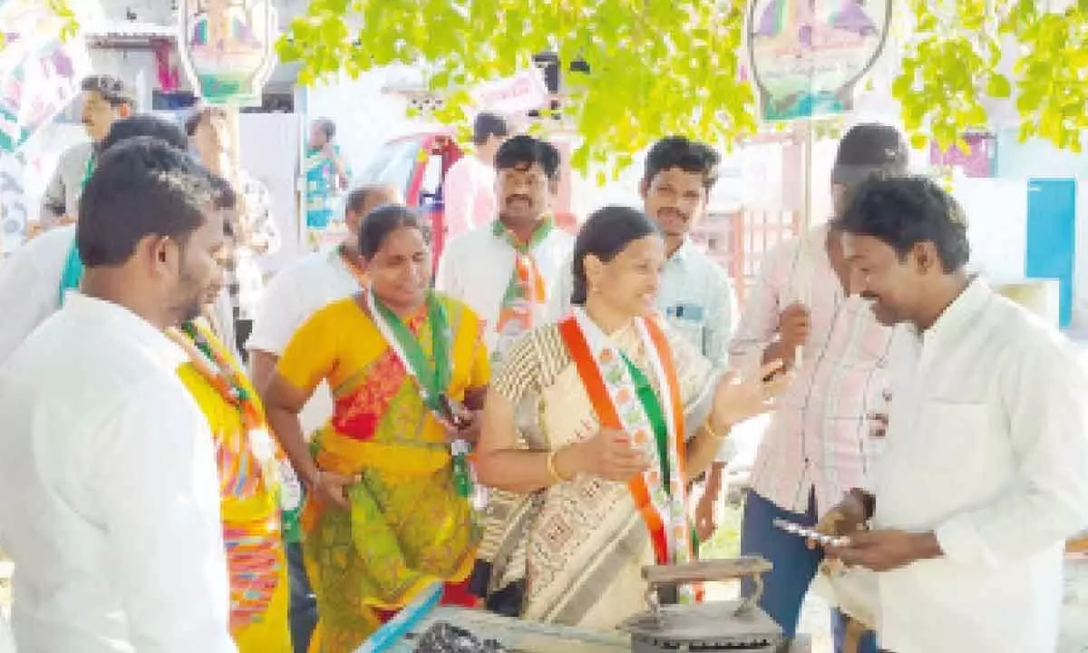 Congress candidate for Yerragondapalem Assembly constituency Budala Ajitha Rao taking part in election campaign