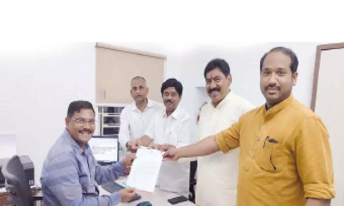 AP BJP Election pramukh K Mallikarjuna Murthy and other leaders lodging a complaint with the Circle Inspector, Cyber Crime police station, in Vijayawada on Sunday
