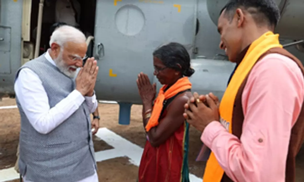 PM Modi meets fruit seller Mohini Gowda in Karnataka, praises her for ‘good work’