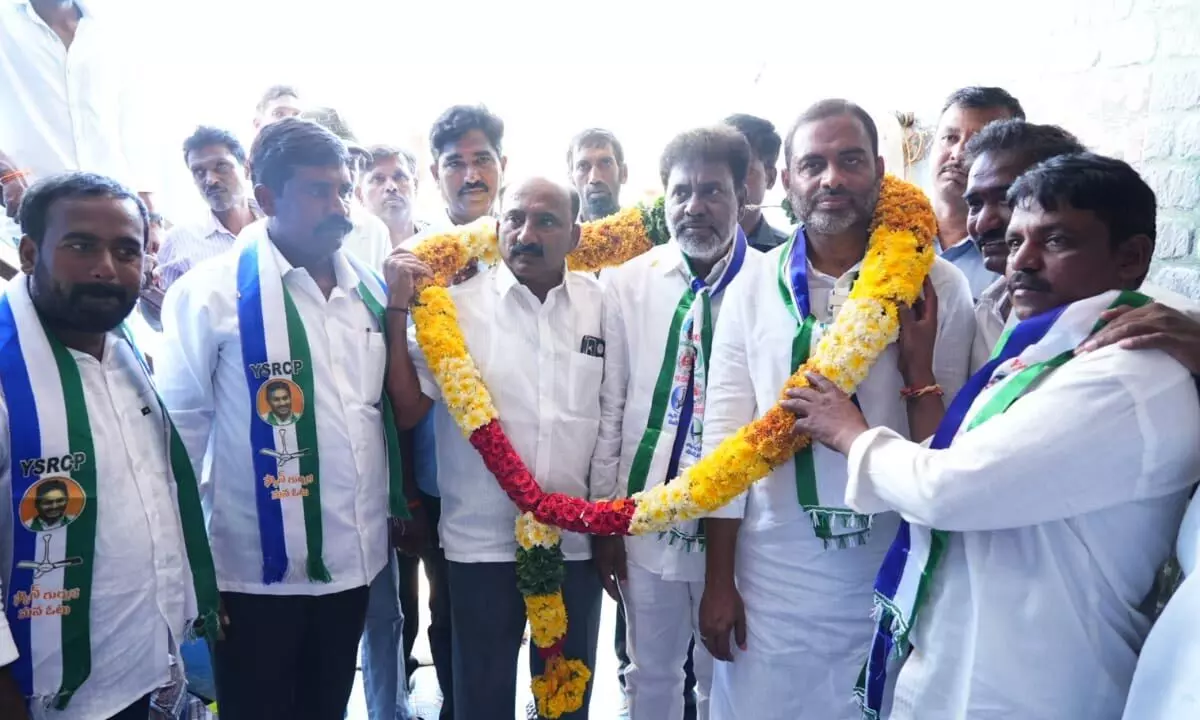 YCP candidate BS Maqbool campaigns in Kadiri Town, urges voters to reject TDPs false promises