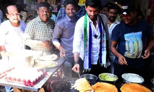 YSRCP Vijayawada East Assembly constituency candidate Devineni Avinash making dosas at a roadside hotel during his campaign on Sunday Photo: Ch Venkata Mastan