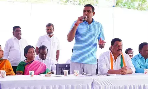 Congress candidate meets colony assns