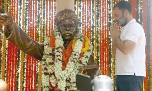 Rahul pays homage to Madhu Babu