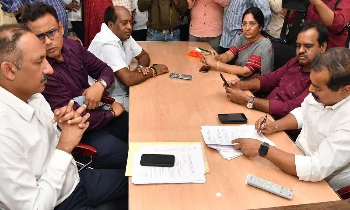 Delhi police personnel visit to serve a notice under section 91 of CrPC to Congress Social Media in-charge Manne Satish in connection with a doctored video of Union Home Minister Amit Shah, at Gandhi Bhavan in Hyderabad on Monday