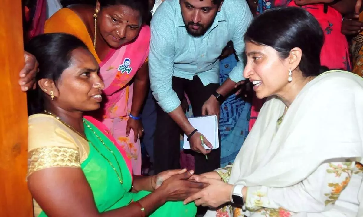 YS Bharathi campaiging on behalf of her husband and Chief Minister Y S Rajasekhar Reddy in Pulivendula on April 29