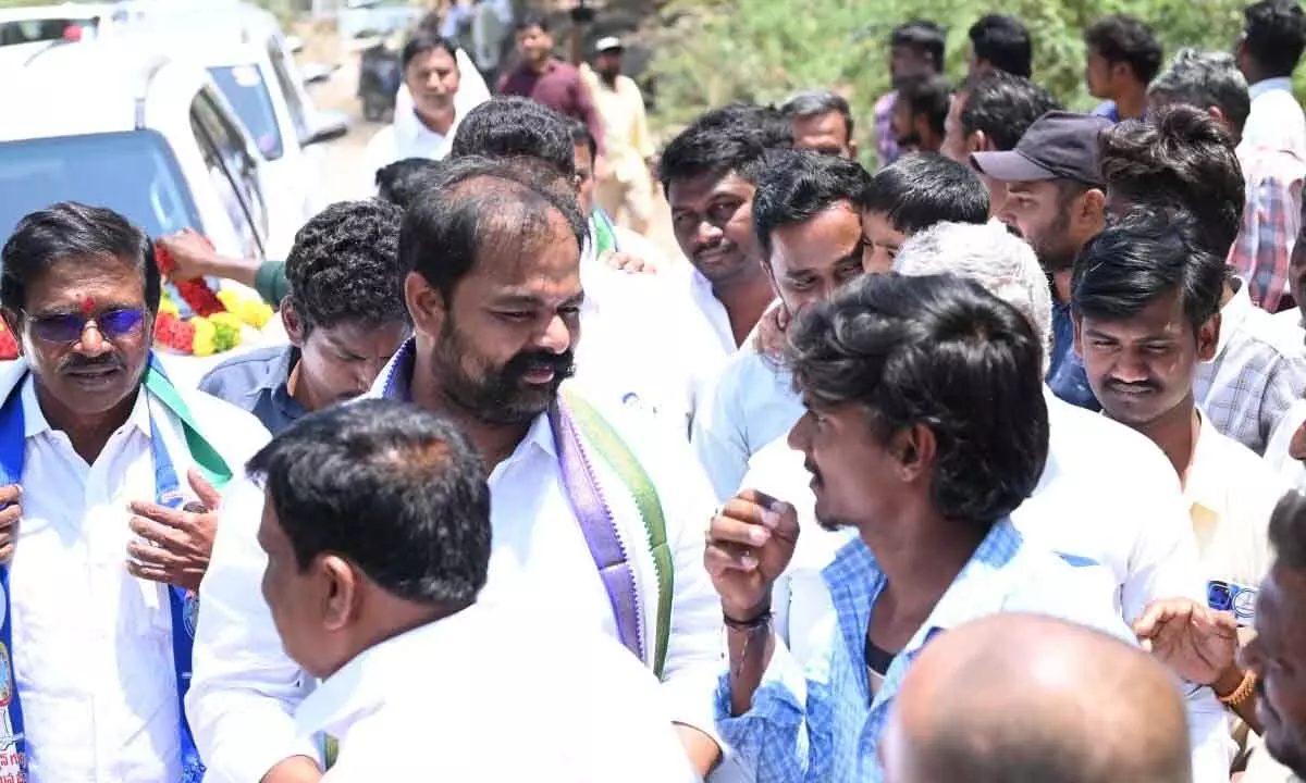 Allagadda MLA and Nandyala MP candidates campaign in R. Jambuladinne village