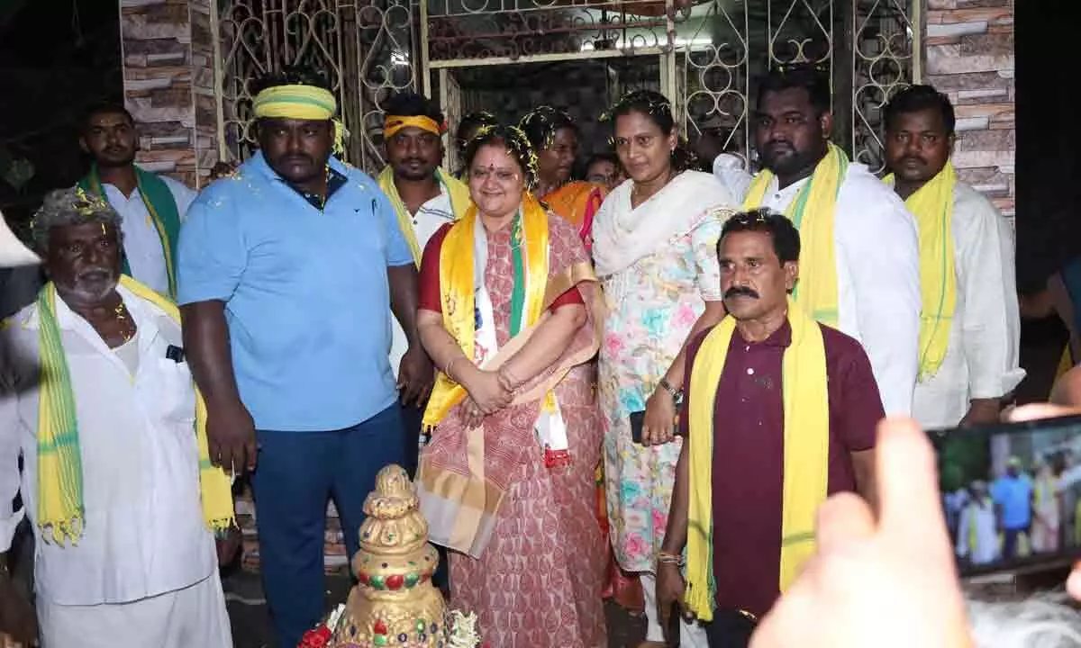 NDA Alliance Candidate Yarlagadda Venkataraos Wife Yarlagadda Gnaneshwari Conducts Election Campaign for Women Empowerment in Gannavaram Constituency
