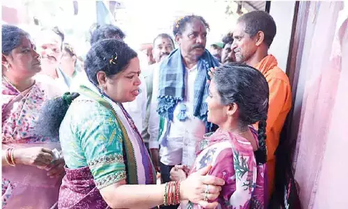 Visakhapatnam: Jhansi urges contract workers to extend support in polls