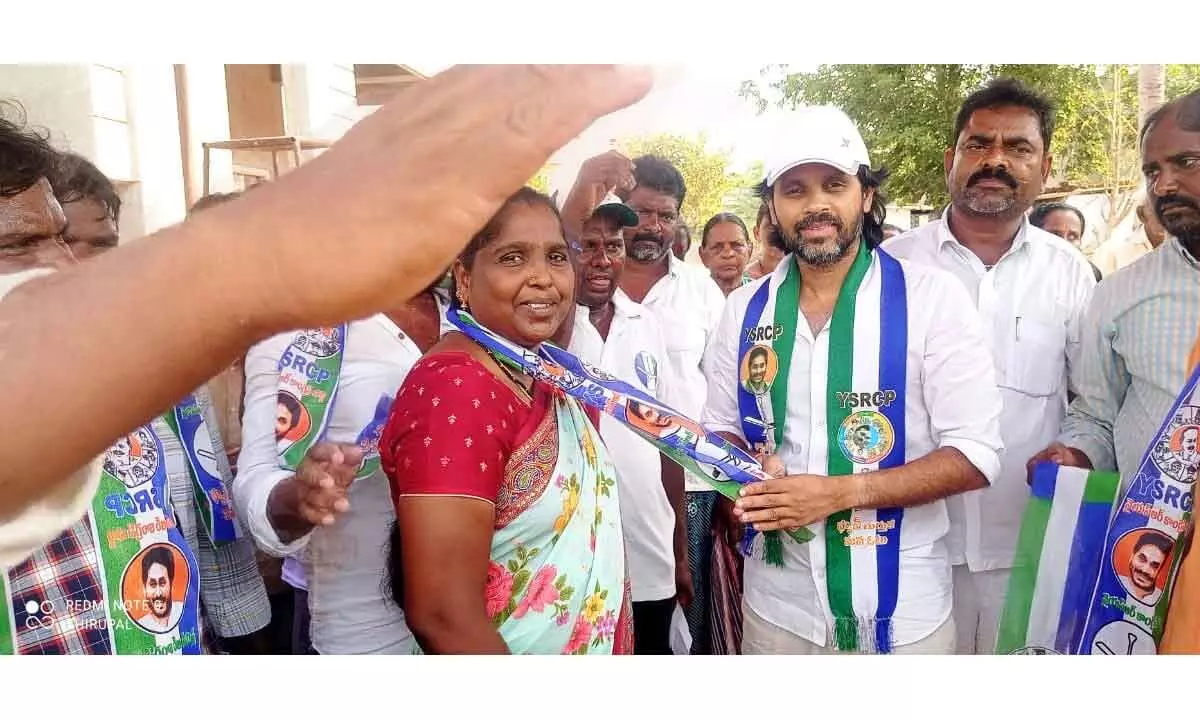 40 Families in Kothapeta SC Colony join YCP in the Presence of Mekapati Abhinav Reddy