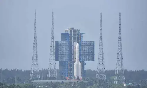 China lunar probe to pick samples from far side of moon