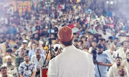 Asad laps up shayari with Dakhni dialect, wows crowds