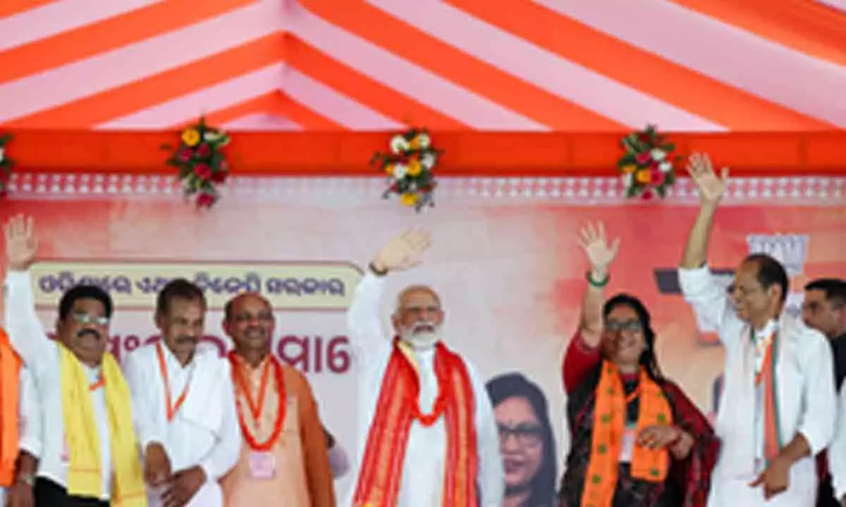 PM Modi receives warm welcome from alliance leaders in Rajahmundry