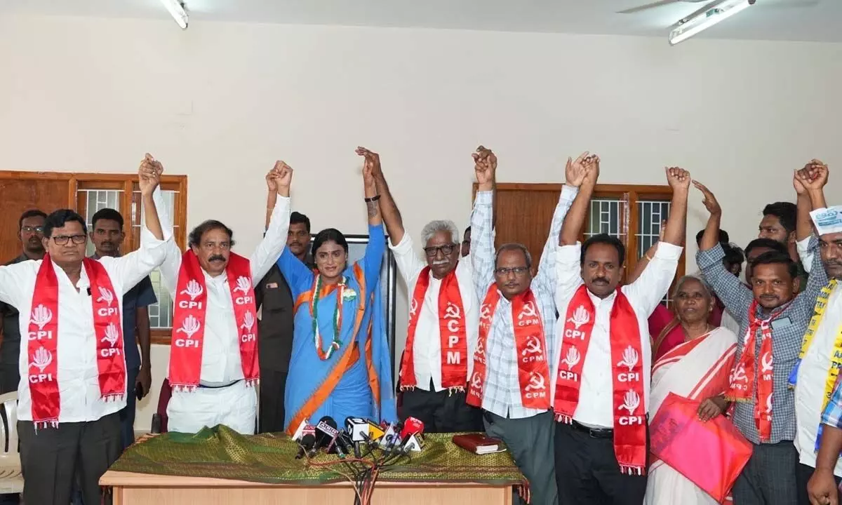 APCC chief Y S Sharmila Reddy,  CPI state secretary K Ramakrishna,  CPM state secretary V Srinivasa Rao and others showing unity at the DCC office in Kadapa on Monday