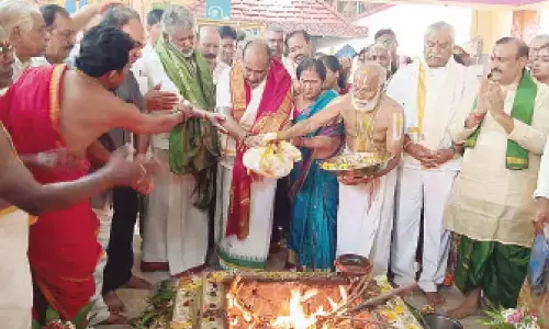 YSRCP Ongole MP and MLA candidates Chevireddy Bhaskar Reddy and Balineni Srinivas Reddy offering Purnahuti at the conclusion of Rajasyamala Yagam in Ongole on Sunday