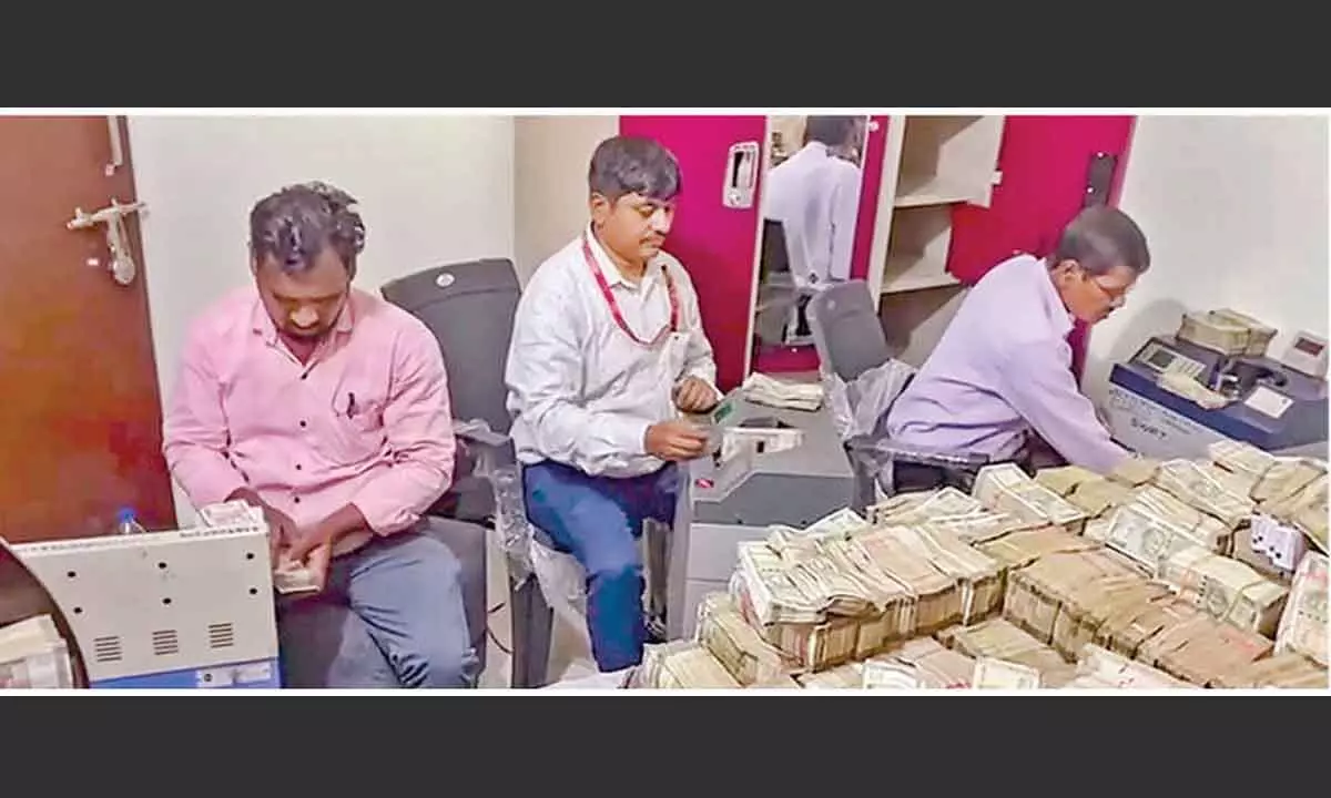 Officials of the Enforcement Directorate recover unaccounted cash during searches at the premises of a domestic help allegedly linked to the secretary of Jharkhand minister Alamgir Alam, in Ranchi, Monday