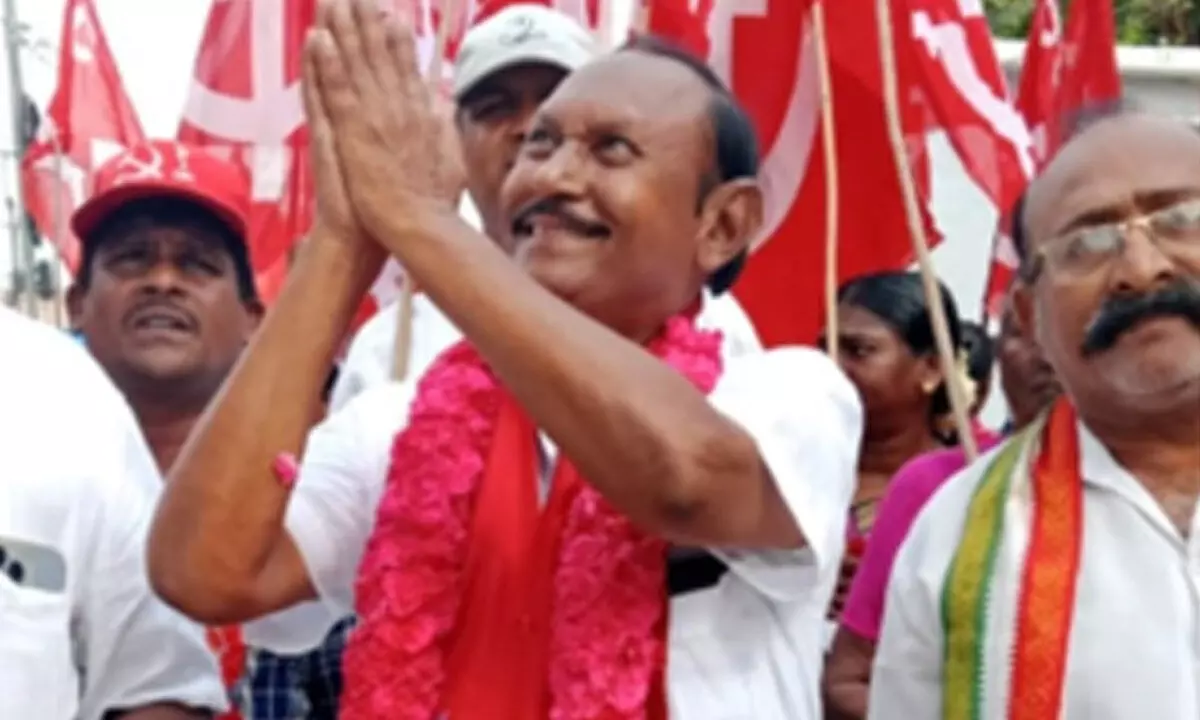 CPM candidate for Mangalaigir Assembly constituency Jonna Sivasankar Rao appealing people to for him at Kunchanapalli in Mangalagiri on Tuesday