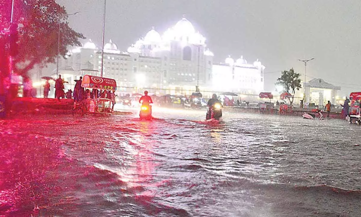 The waterlogged road near the Secretariat after a sudden downpour in Hyderabad on Tuesday.Photo:Srinivas Setty