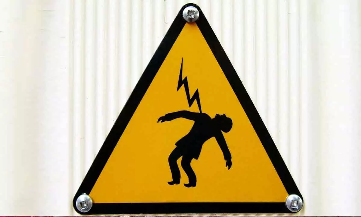 Hyderabad: Fruit vendor electrocuted