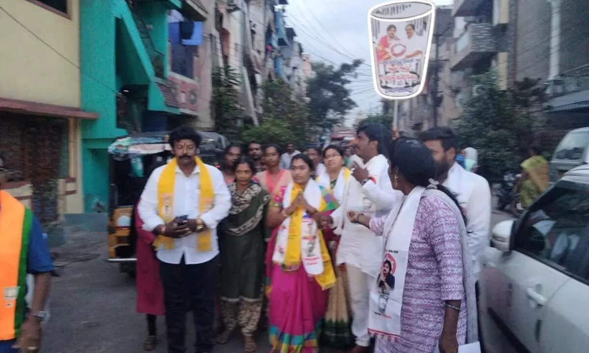 Visakhapatnam NDA MLA candidate Vamsikrishna wife receives warm welcome in Gnanapuram