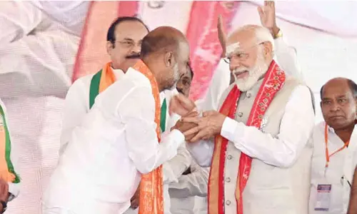 Sircilla: Modi pats Bandi for successful meeting