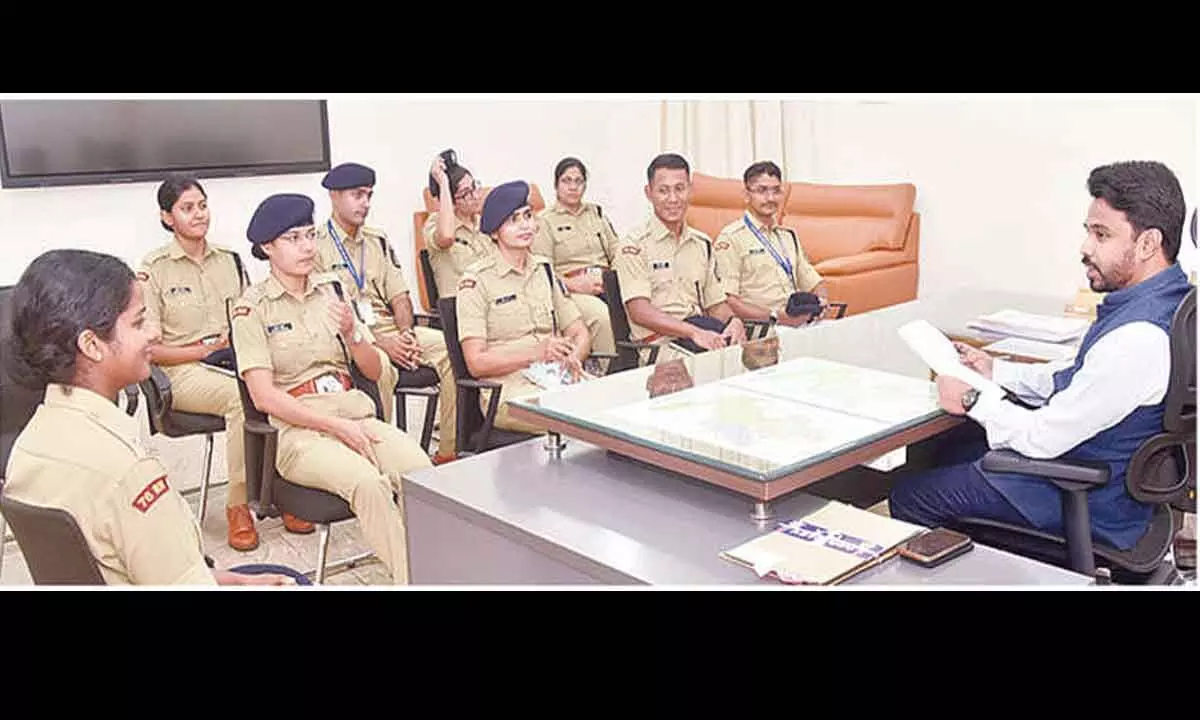 Trainee IPS officers with Collector Prasanna Venkatesh in Eluru on Thursday
