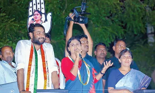 APCC chief Y S Sharmila takes part in roadshow along with her cousin Dr Sunitha Reddy in Kadapa Lok Sabha constituency