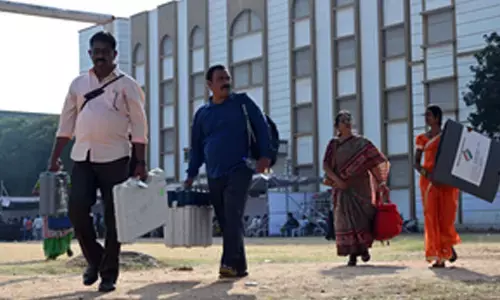 Thousands from Hyderabad head to Andhra Pradesh for voting
