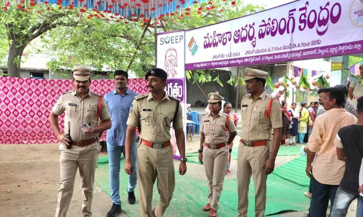 District SP Rohit Raju inspected the polling pattern in various polling centers in the district