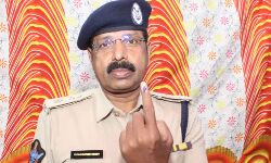 Nandyal: Nandyal district Superintendent of Police K Raghuveer Reddy cast his vote.
