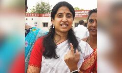 CMs wife YS Bharati exercised her franchise at Bakarapuram Polling station in Pulivendula