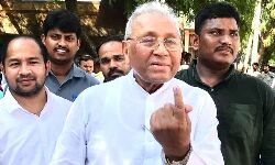 Former Nellore MP Mekapati Rajamohan Reddy has utilized the voting right at his native village Brahmana Palle of Marripadu mandal on Monday