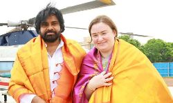 Janasena chief Pawan Kalyan casts his vote at Mangalagiri Janasena chief Pawan Kalyan casts his vote at Mangalagiri