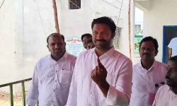 Pulivendula: Kadapa Member of Parliament (MP candidate) YS Avinash Reddy exercised his right to vote at the 138th polling station in Pulivendula.