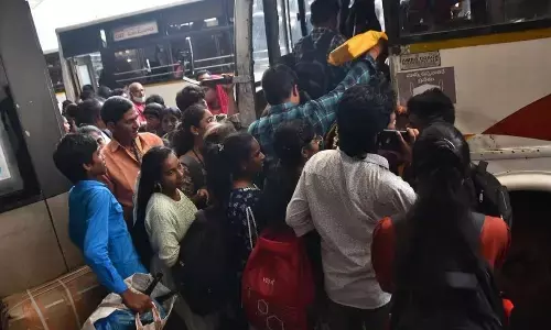 Heavy rush at Pandit Nehru Bus Station as people who cast their votes return to their destinations in Vijaywada on Tuesday