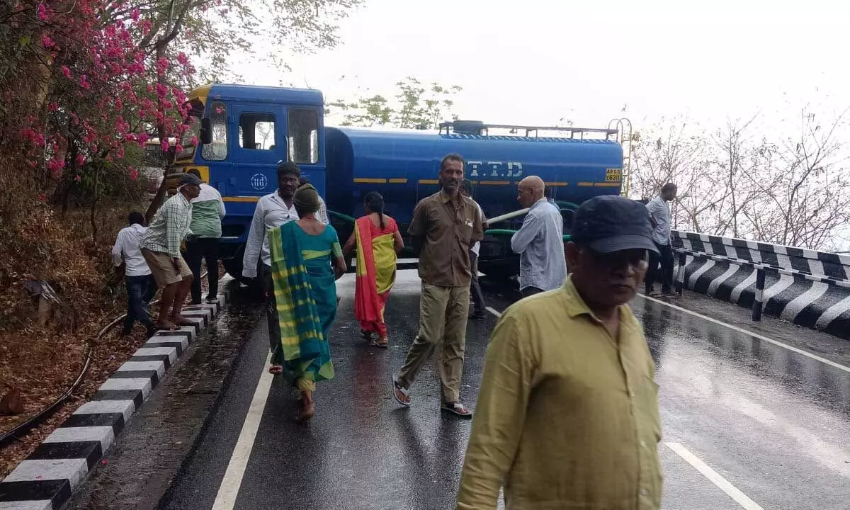 Van overturned Four pilgrims injured