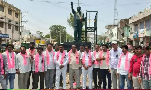 BRS cadres stage protest against denial of paddy bonus