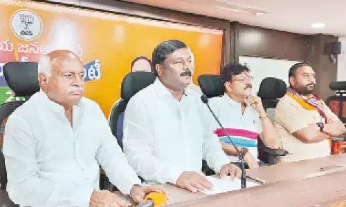 BJP leader condemns TS govt for delay in procuring grain