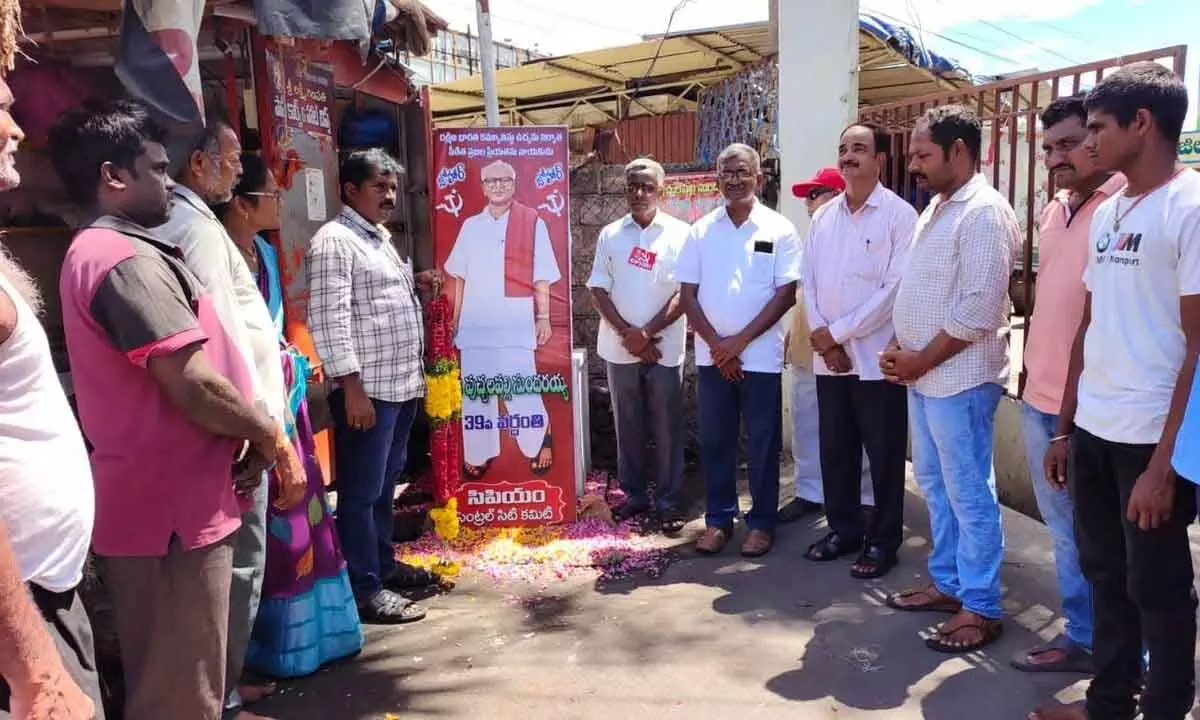 CPM leader Ch Baburao and others paying tributes to Puchalapalli Sundarayya in Vijayawada on Sunday